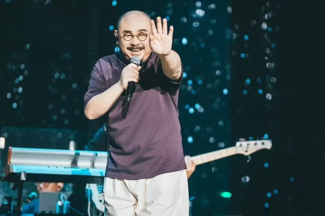 未开嗓先沸腾！刀郎太原演唱会开场即炸，荧光海照亮夜空