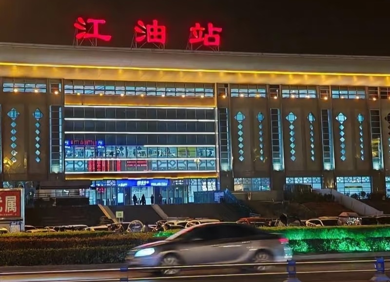 废楼里的暴行！四川 14 岁女孩被打，施暴者年龄成关注焦点