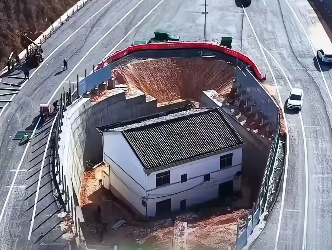 公路绕房成奇观，“金溪之眼” 屋主扛不住噪音搬家了，房子怎么办？