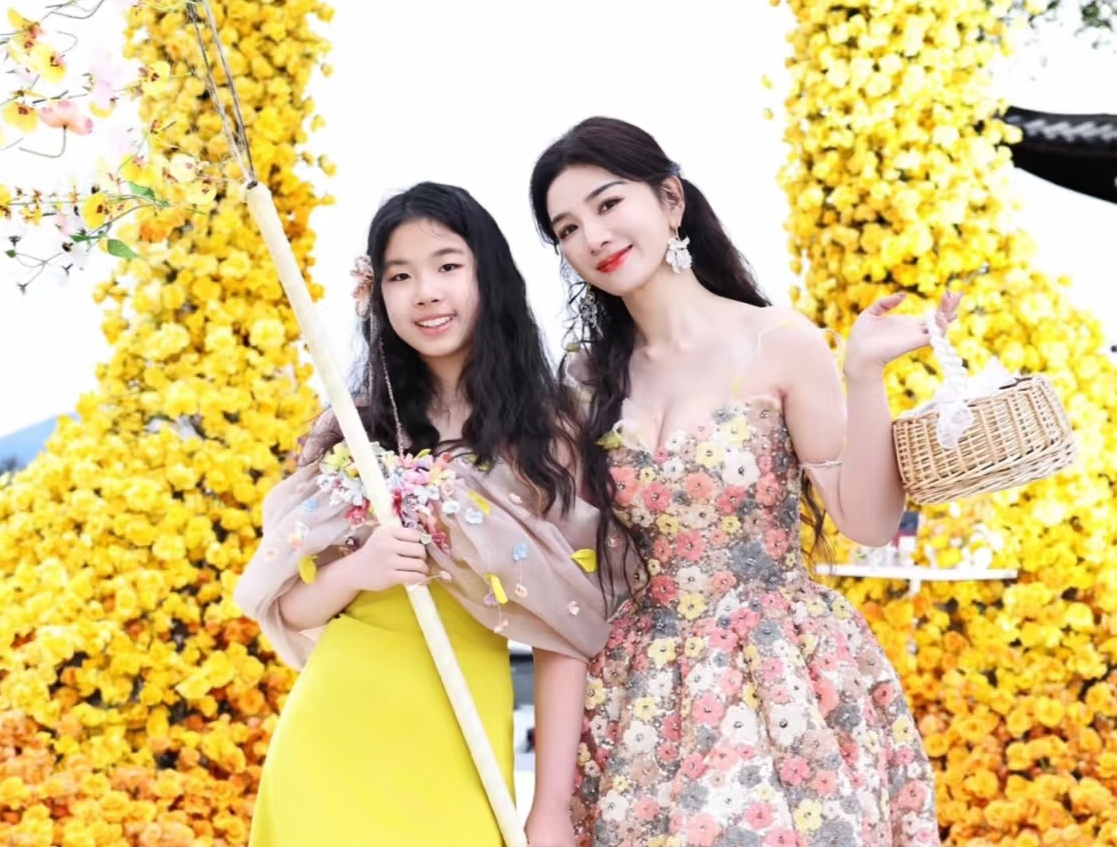 从留学到练舞！黄芊玲韩国追梦，黄奕亲自护航引争议