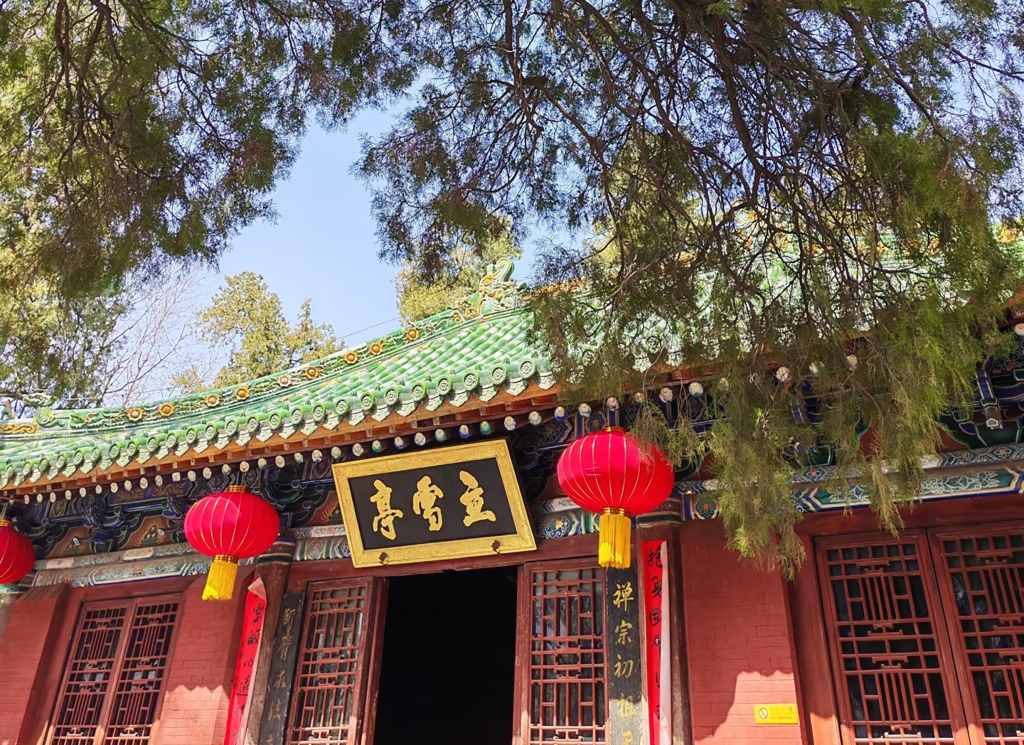 花数百元门票却淋雨？少林寺拒客入殿：50 人挤屋檐，“慈悲” 与文物孰重？