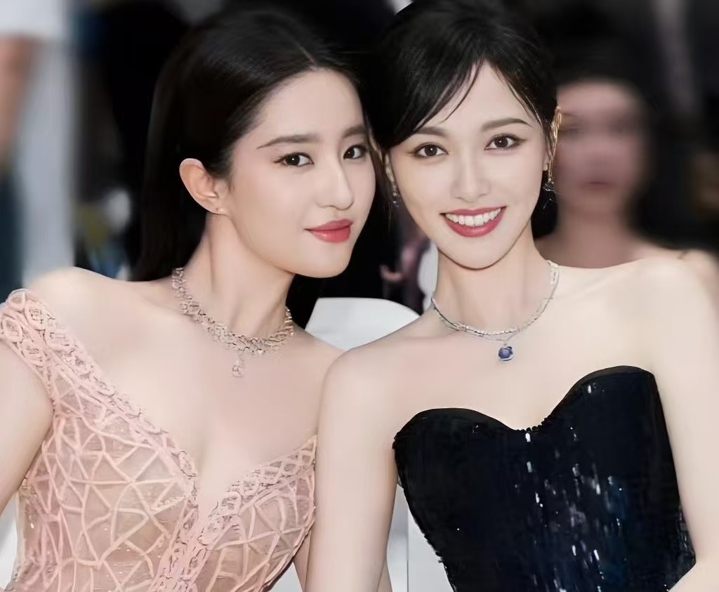 从 “茜茜公主” 到 13:20 卡点，唐嫣刘亦菲 11 年友情，比偶像剧还甜