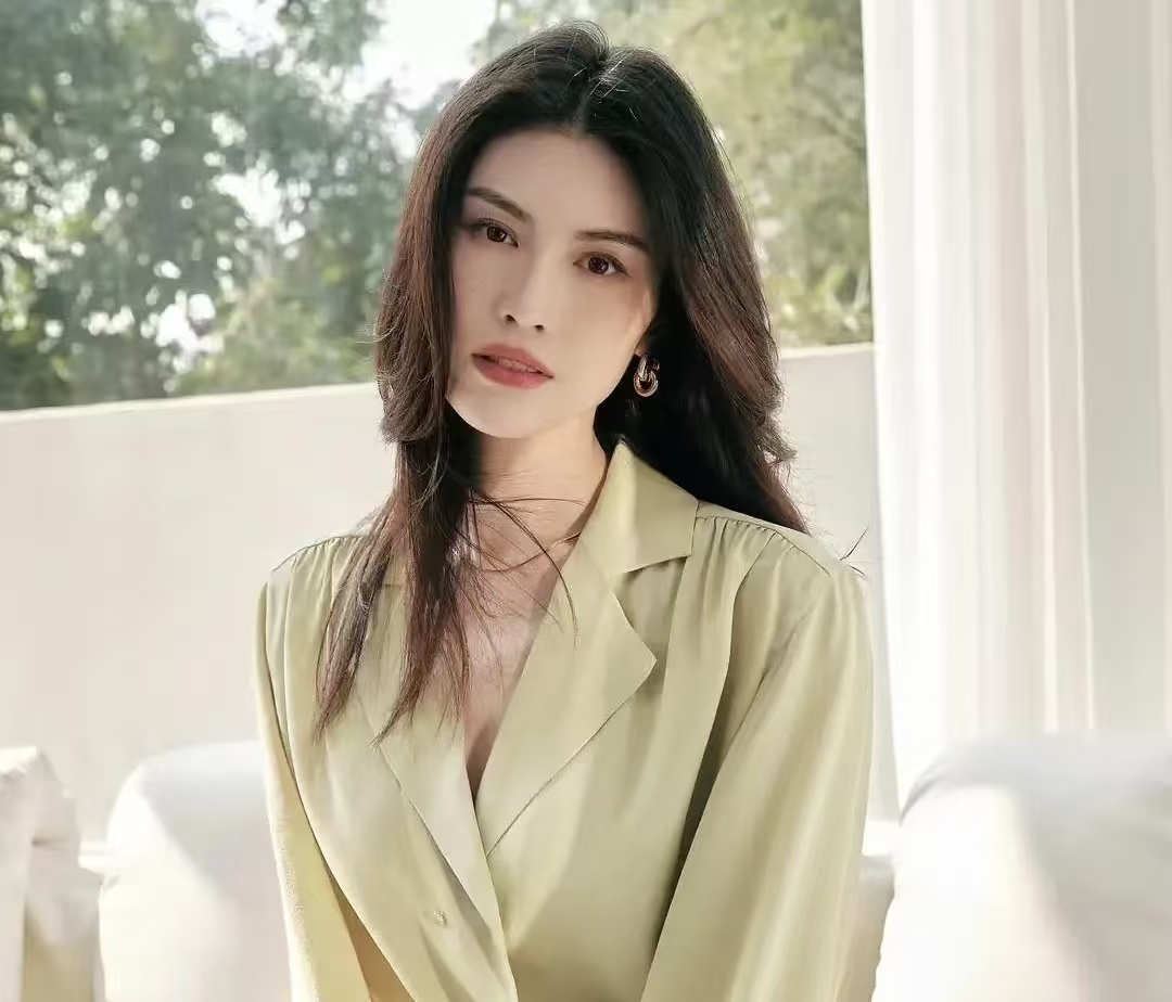 从维密宠儿到突然消失：何穗清空微博、拒金九封面，难道真要退圈？