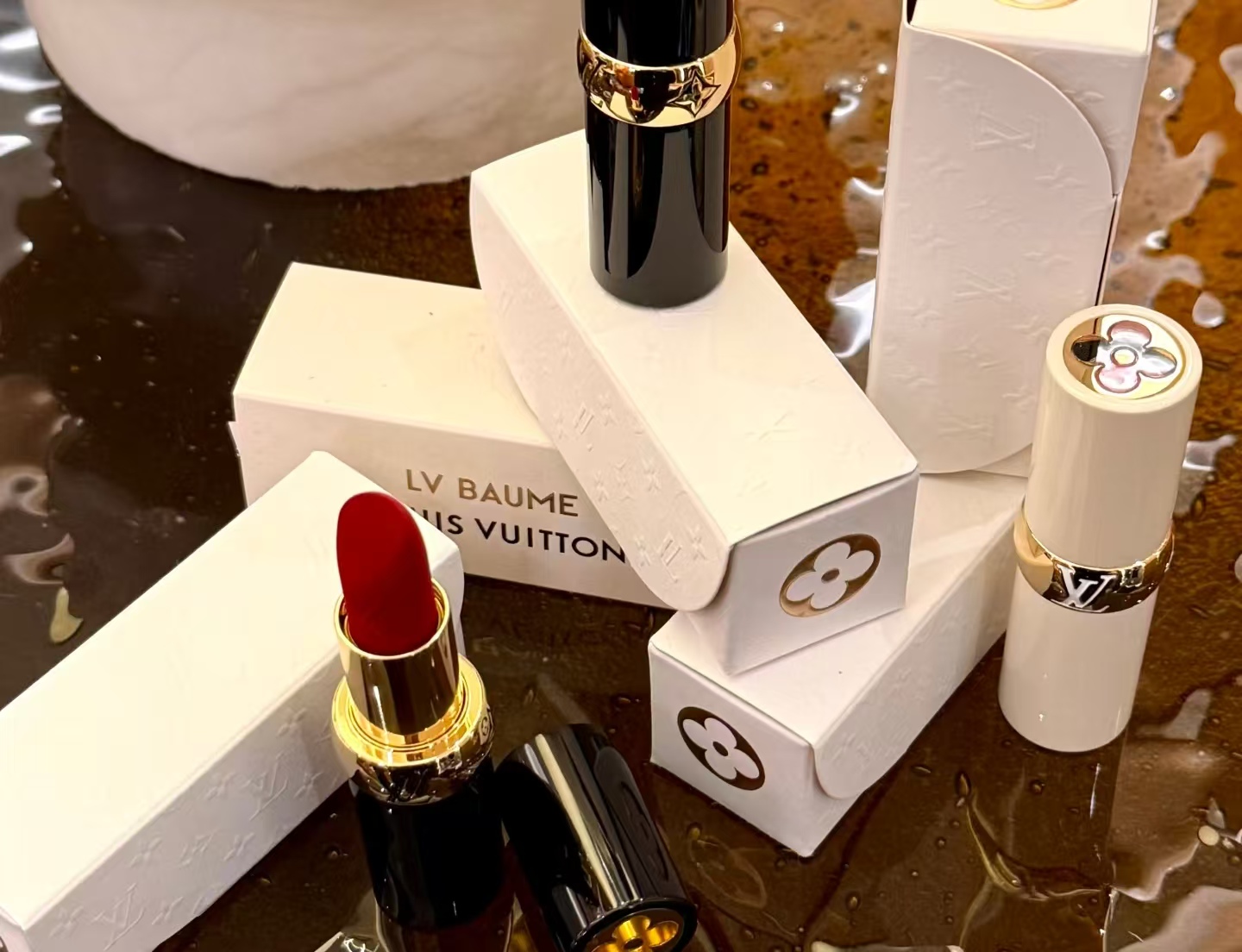 LV 口红首卖中国，1200 元一支到底值不值？