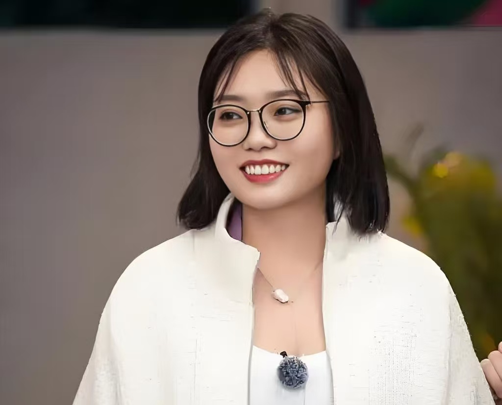 王一通对李雪琴是真爱！挽手拥抱全在线，甜蜜氛围挡不住