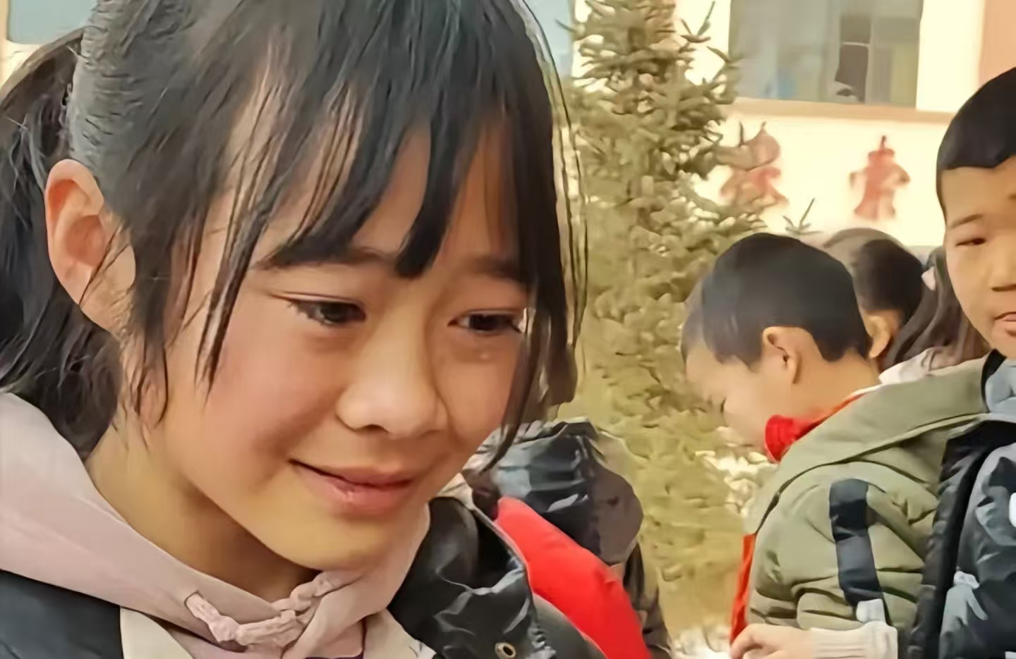 那个给胡雷递牛奶的女孩走了，两年前的画面看一次哭一次