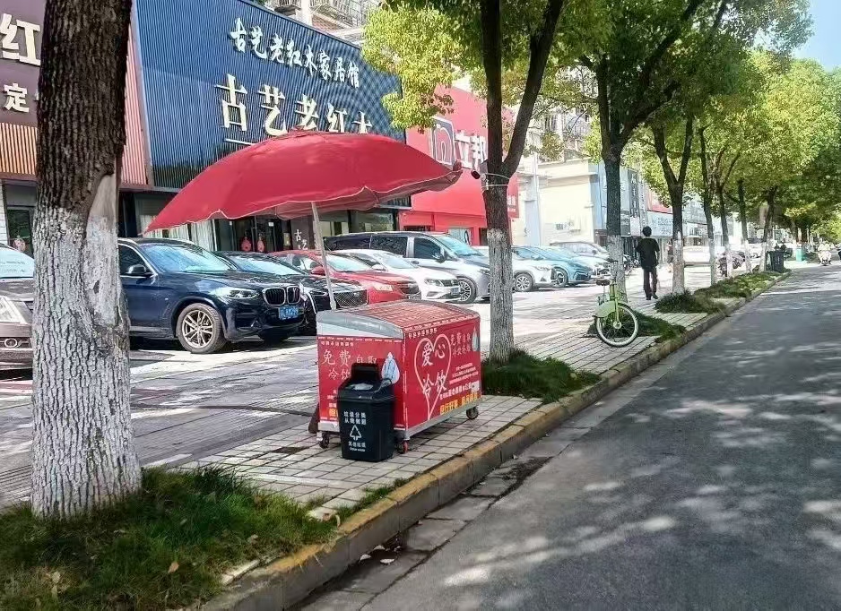 凌晨两点的爱心冰柜：雪糕被一扫而空，谁动了劳动者的清凉？