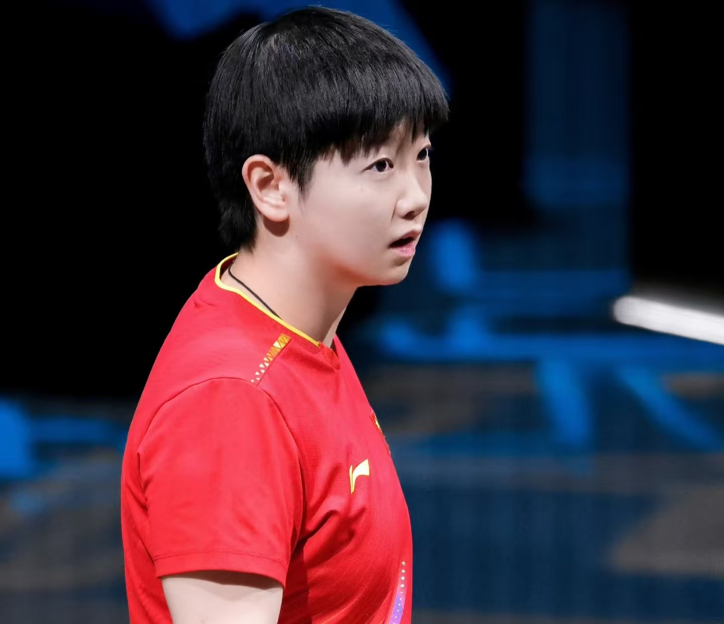 逆转！孙颖莎遭 17 岁黑马逼入绝境，连扳三局强势闯过 WTT 首关