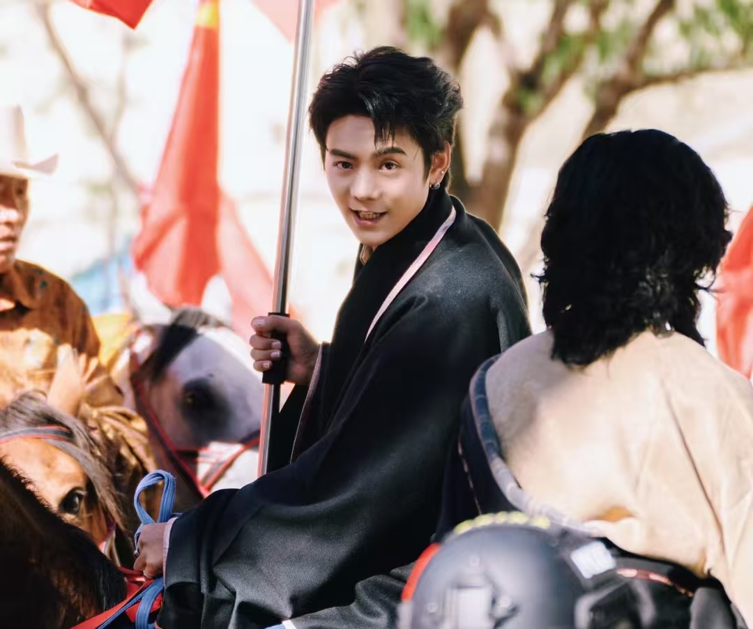 丁真出道五年：从草原少年到人生掌舵者，他凭什么越活越飒？