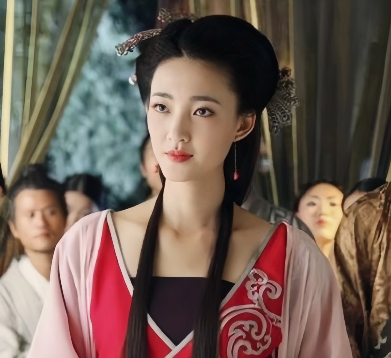 内娱黑月光天花板？王丽坤两款狠角色封神