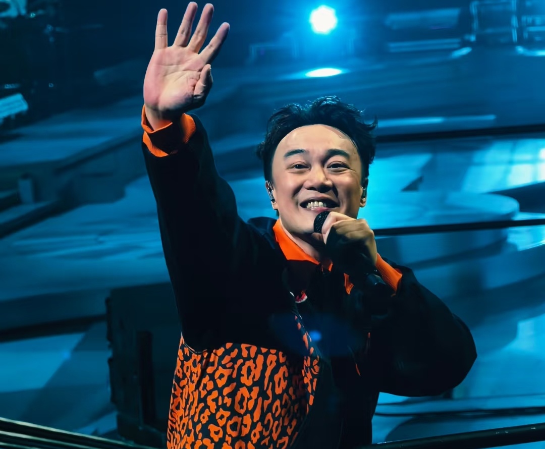 陈奕迅因焦虑症在演唱会痛苦干呕，粉丝直呼：快停下歇歇！