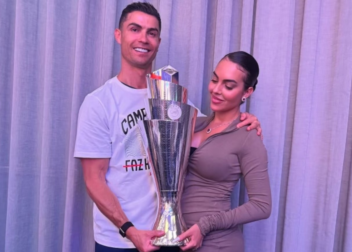 太甜了！C 罗求婚乔治娜，九年感情终定终身