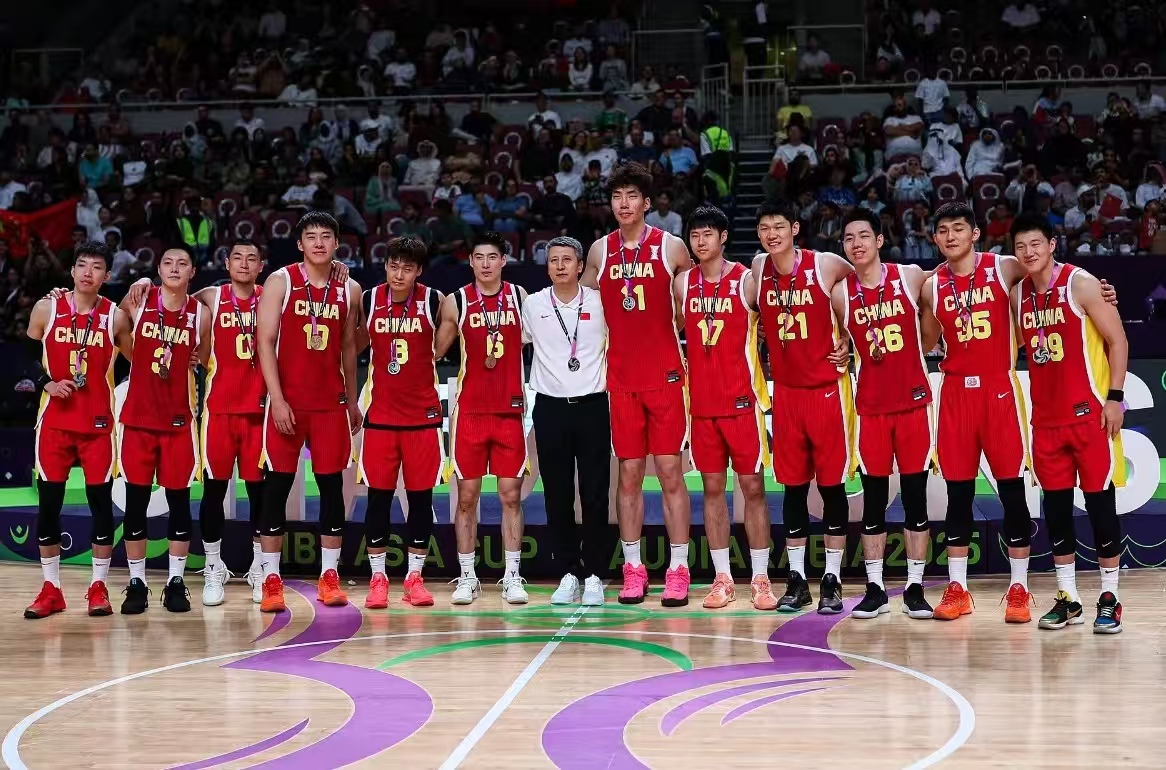 最后 3 秒三分偏出！中国男篮 1 分惜败，这亚军却让球迷沸腾