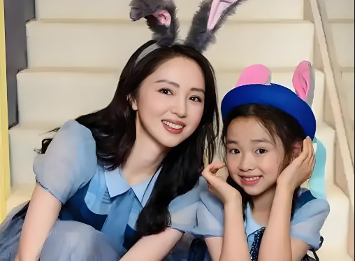 董璇带小酒窝参加东极岛首映礼，这娃太有范儿了​