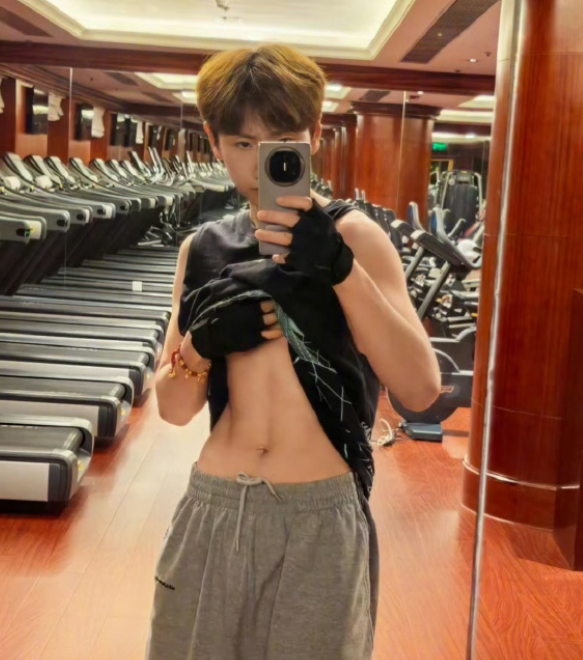 汪苏泷秀腹肌了