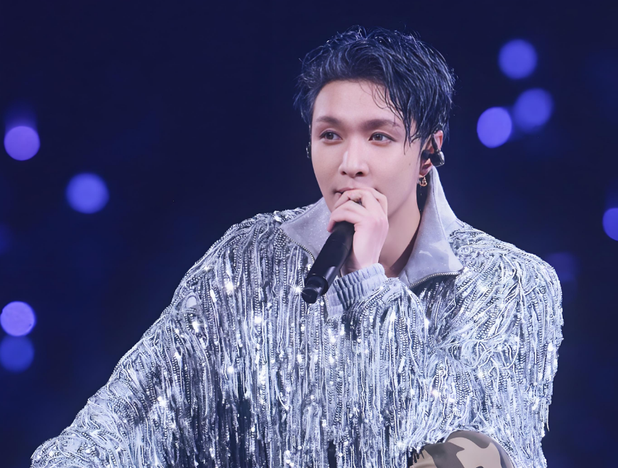 张艺兴成都开唱，为世运会加油，直言成都太巴适！