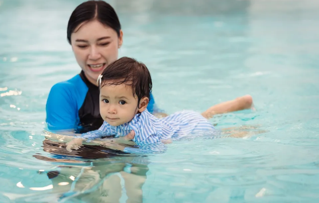 孩子不到这个年龄，真不建议学游泳