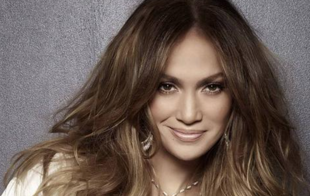 10 厘米巨型蟋蟀闯舞台，洛佩兹 8 秒神操作：“连昆虫都想上台伴舞