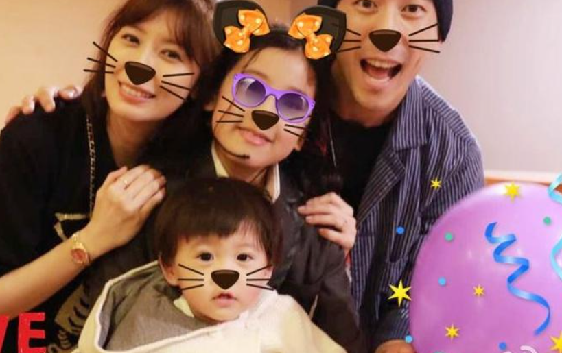 咘咘都十岁啦！贾静雯晒的庆生照里，俩闺女长太像爸妈了