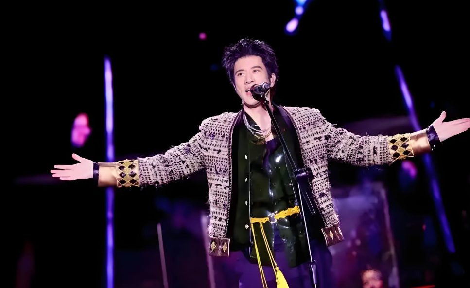 王力宏演唱会话筒 “飞了”：一场意外里的温柔与默契