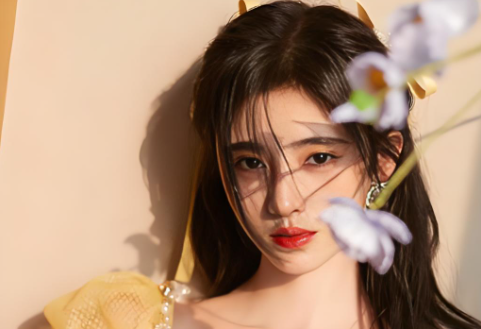 秋老虎再热也抵不过！鞠婧祎的 “建模脸” 才是夏日收尾的清凉感​