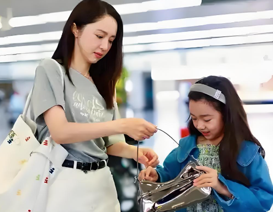 董璇女儿小酒窝机场超大方！这事引了好多人讨论​