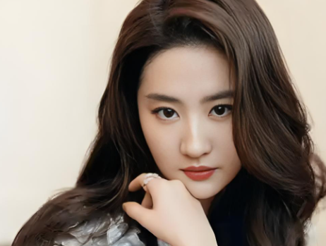 高铁站碰到刘亦菲啦！坐 7 小时高铁超接地气，粉丝送礼物超暖心​