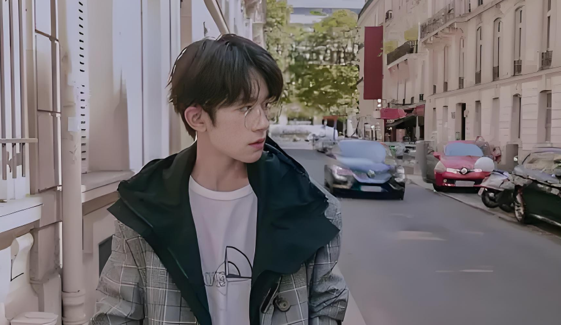 那朵小红花里的哽咽：易烊千玺演唱会的独家回响与深情回望