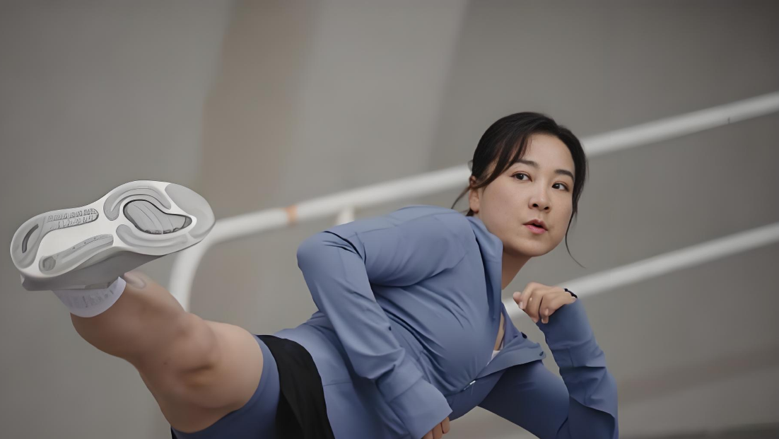 贾玲高马尾引热议：瘦身蜕变藏巧思，自律精神更圈粉！