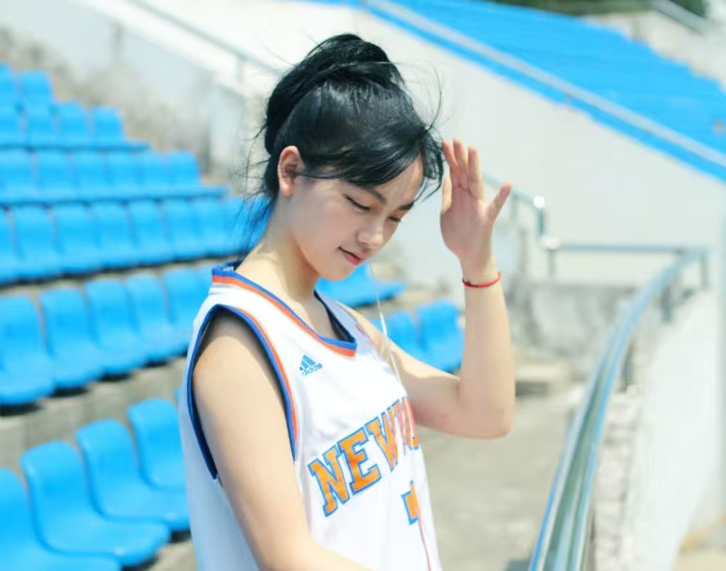 十年 “武大校花”：黄灿灿曾哭到枕湿被误耍大牌，如今凭演技撕了 “花瓶” 标签