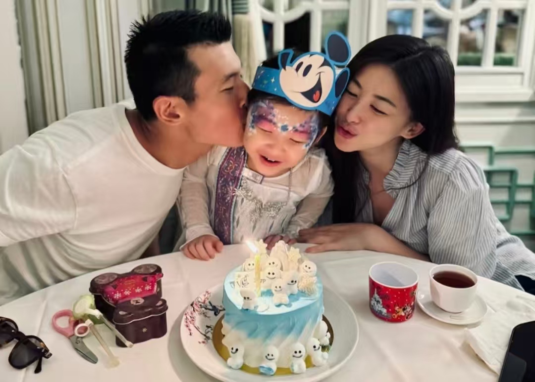朱珠带 4 岁王珠宝迪士尼庆生！穿公主裙追艾莎超萌，全家同框甜度爆表