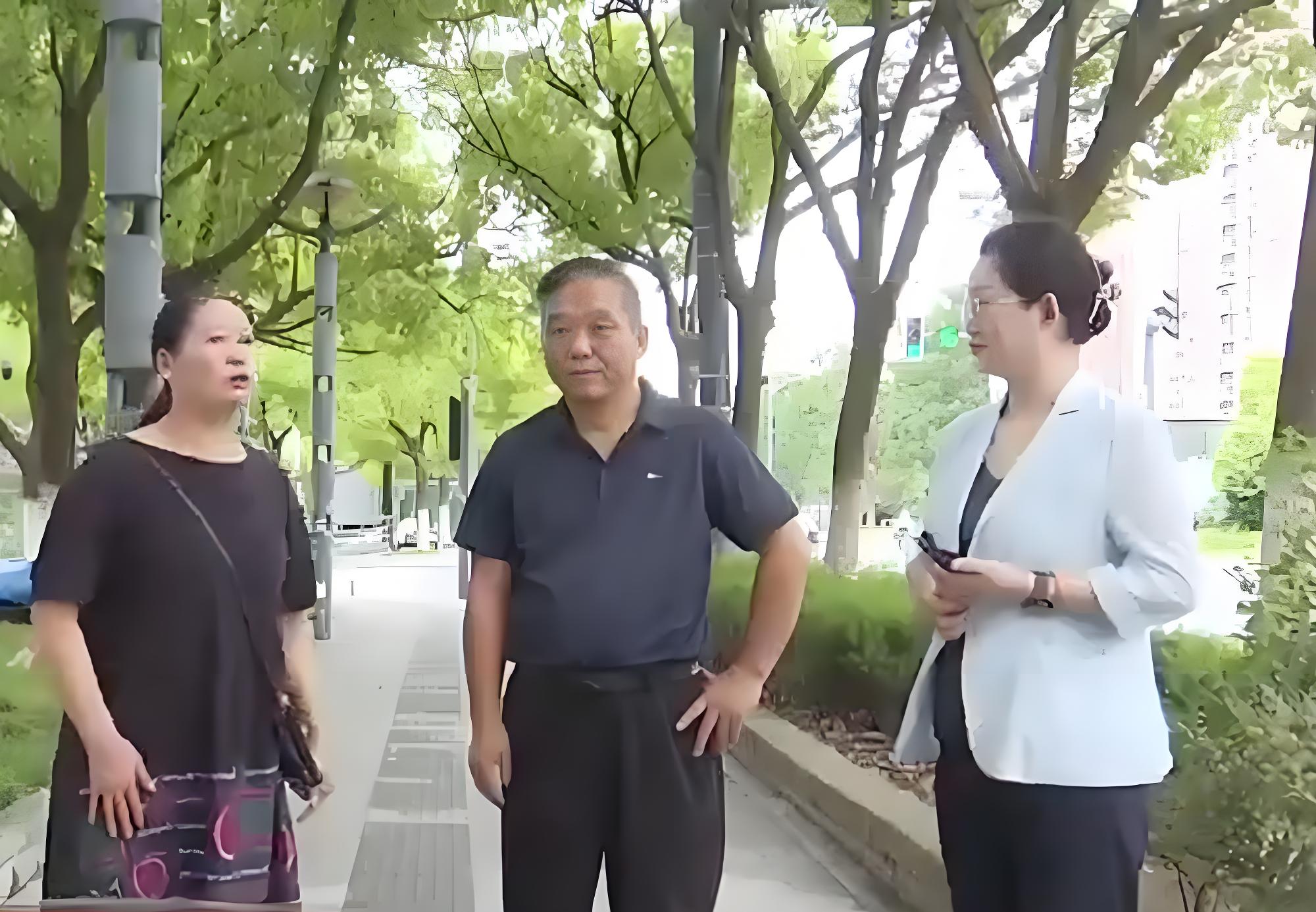 儿媳被公公踹出血竟还争相赡养，老人274万拆迁款去向成谜！