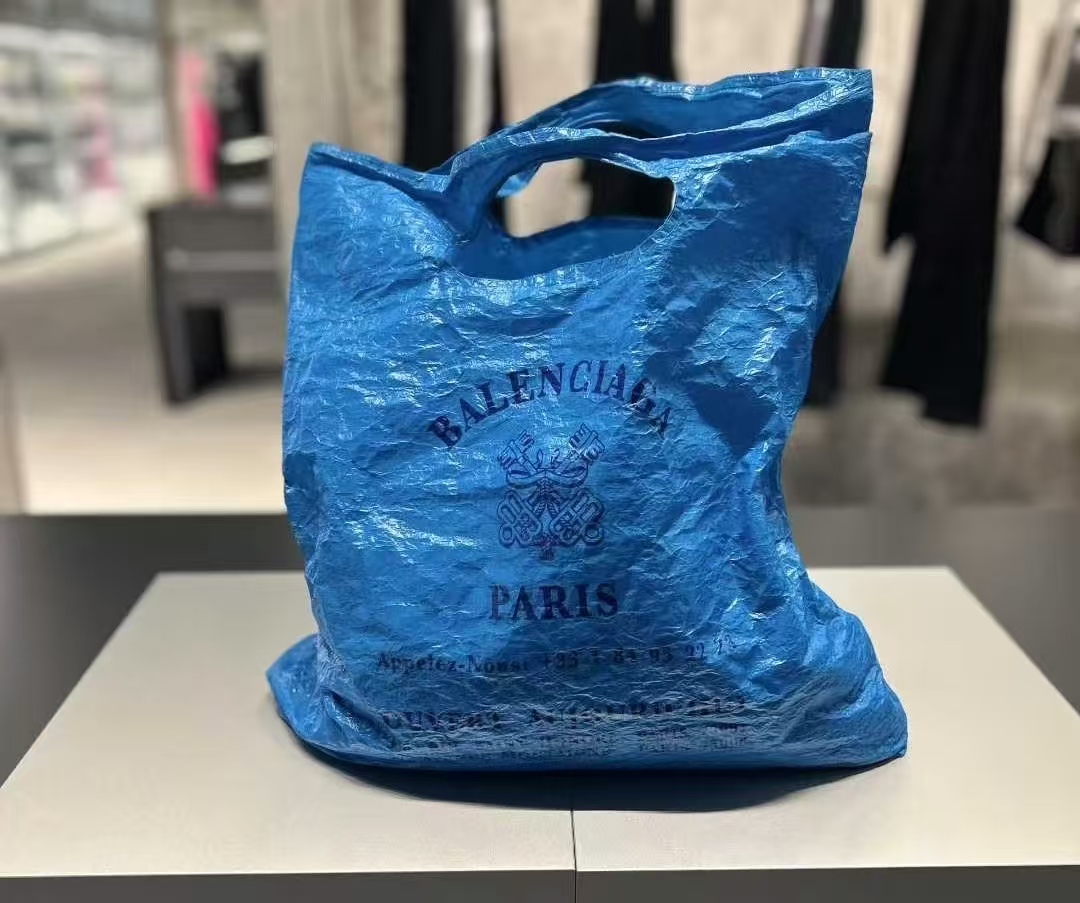 巴黎世家 8200 元 “塑料袋”：奢侈品这波操作，到底在玩啥？