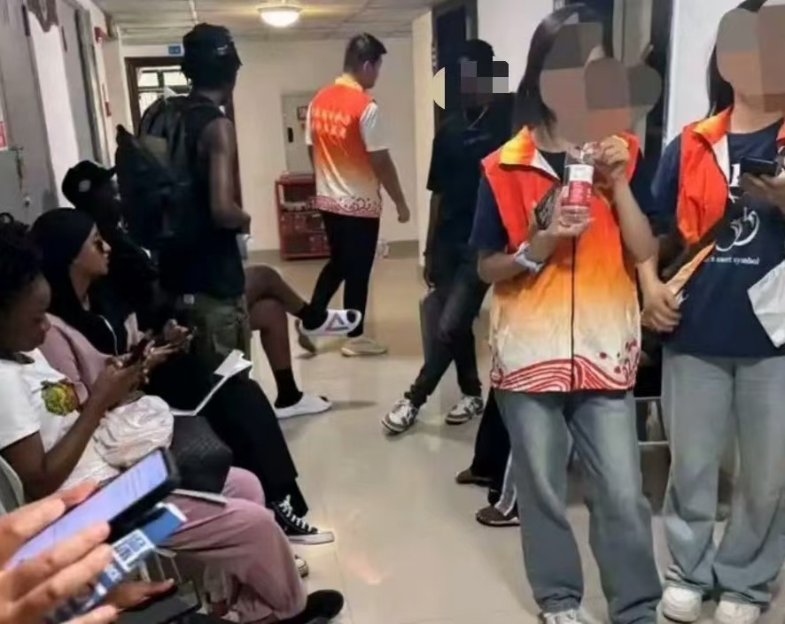 重庆理工大女生宿舍挂 “男生勿入”，却住进男留学生？校方解释难消疑