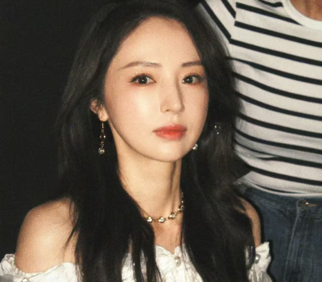 董璇：外债没清仍敢爱！签婚前协议显清醒，小酒窝主动改口认 “爸”