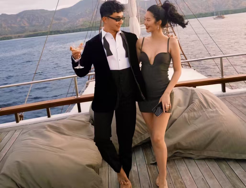 张向荣晒照宠妻！杨采钰产后三月仍窈窕，阿联酋庆生婚戒闪不停