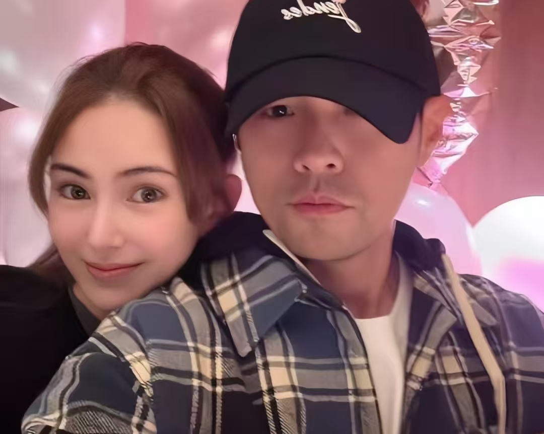 “隔阵就被猜怀孕”？昆凌笑着否认四胎：先顾好身体，三个孩子的日子很知足