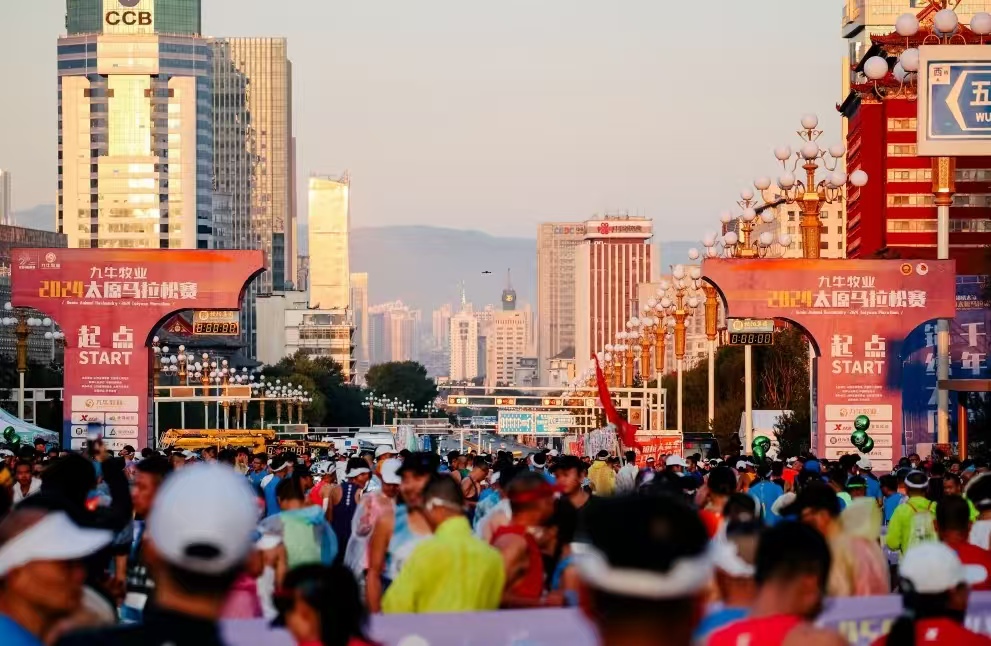 2025 太马太热闹！四万跑友从广场跑到古城，补给站全是山西味儿