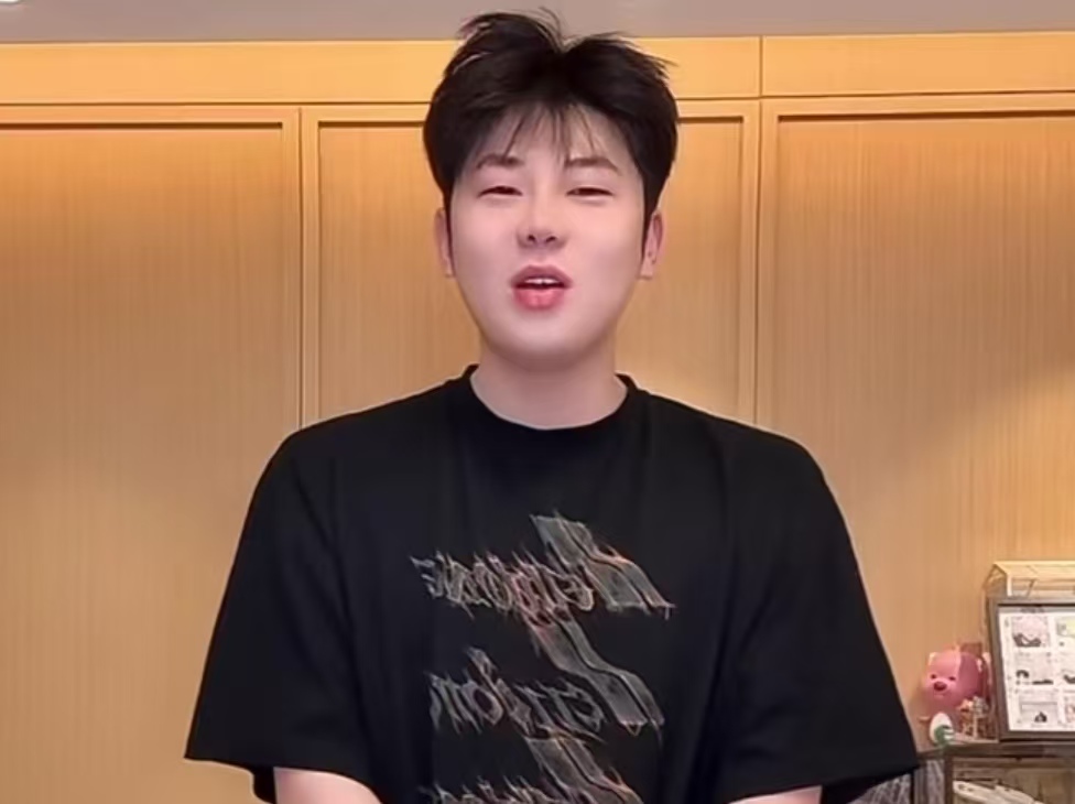 粉丝小黄豆拍迪丽热巴视频忘关美颜，遭调侃像 “妙脆角” 后急道歉