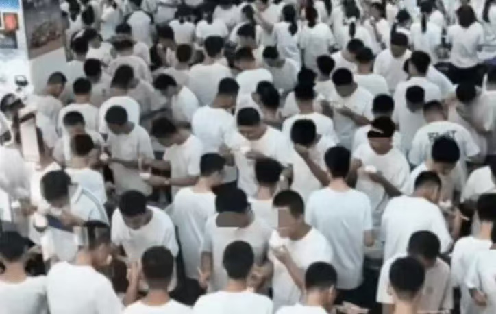 聊城中学食堂没椅子！学生站着吃饭引吵翻：是练吃苦还是找罪受？