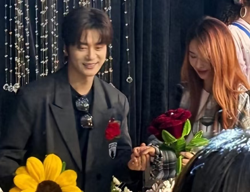 陆虎送妹出嫁上热搜：扶婚车显兄长不舍，嘘嘘低调助阵，接地气婚礼获好评