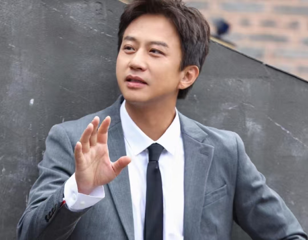 谁看了不夸一句？邓超腿伤未愈坐轮椅扫楼，《刺杀小说家 2》宣传超走心