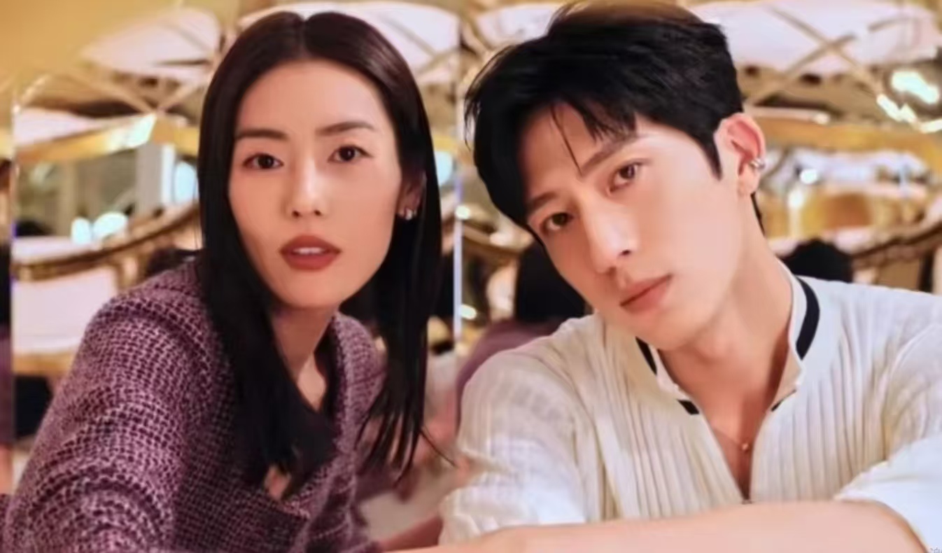 时尚夜的动人句号！井柏然刘雯大赏后牵手，低调爱情获网友祝福