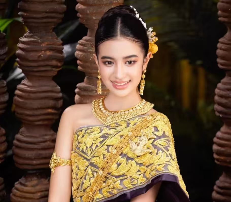 央视带柬埔寨珍娜公主逛无锡！小笼爆汁笑出梨涡，泥人抹脸萌翻了