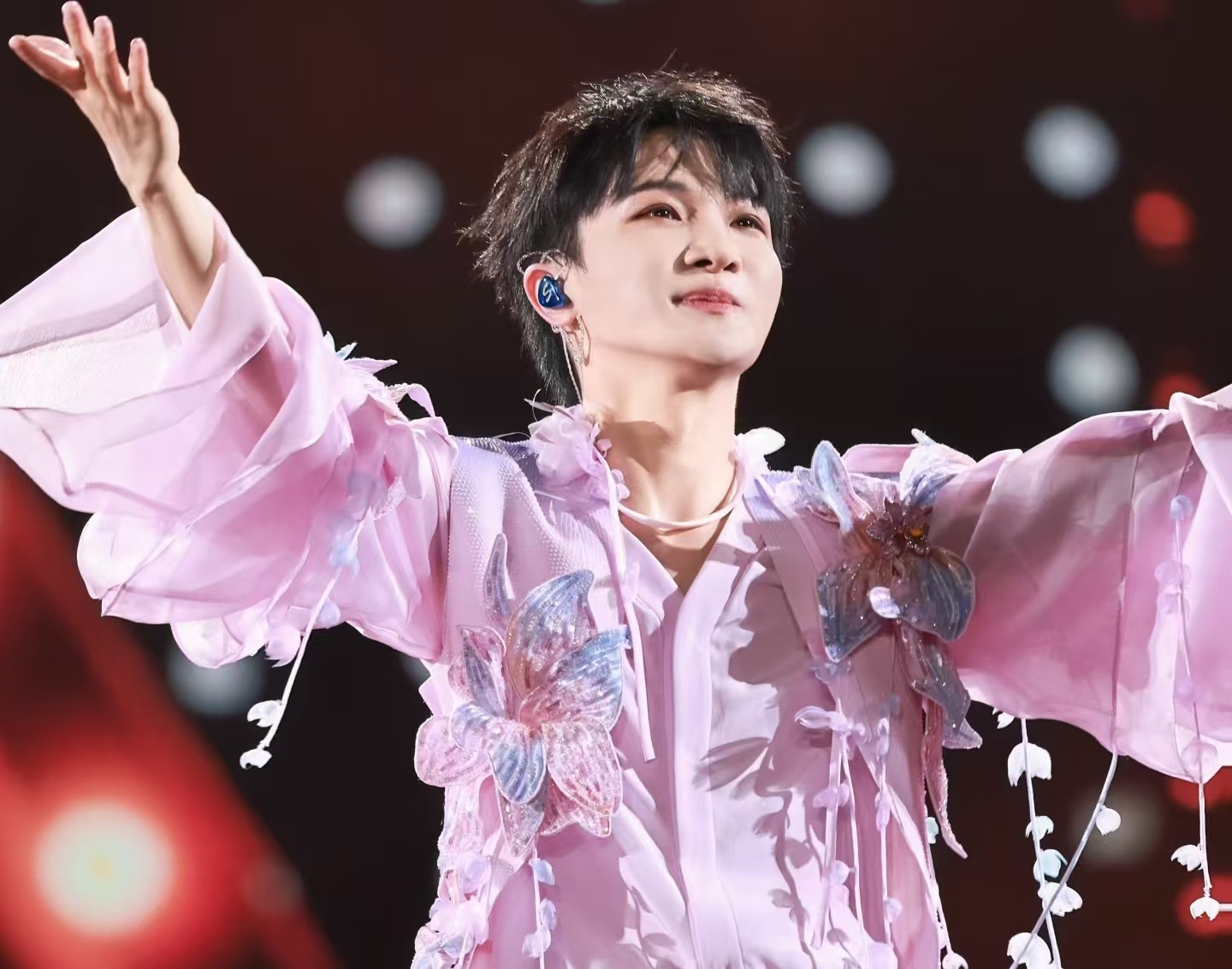 周深演唱会 “锦鲤” 诞生！杭州场听《好运来》刮中 20 万，全场沸腾