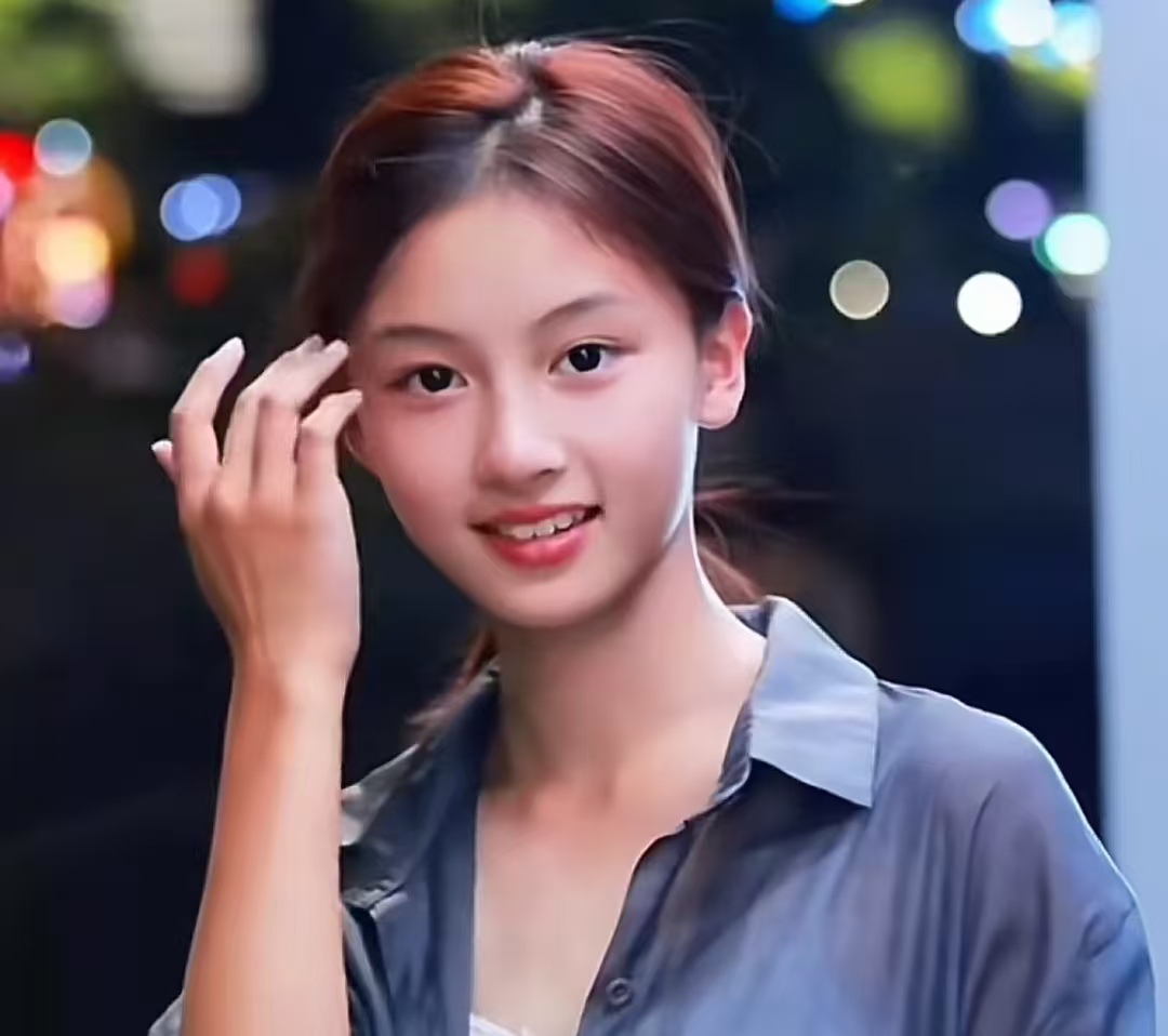 街拍火遍全网的七七，竟签了景甜经纪人！直奔 S 级古装剧