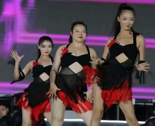 17 岁 “小胖丫” 跳拉丁火到出圈！不拼身材拼自信，这舞姿看哭多少身材焦虑的人