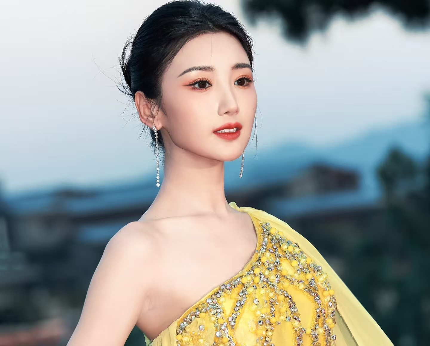 笑不活！毛晓彤被锁栩栩华生大赏休息室，急得念叨 “饭要凉了”，网友：干饭魂实锤