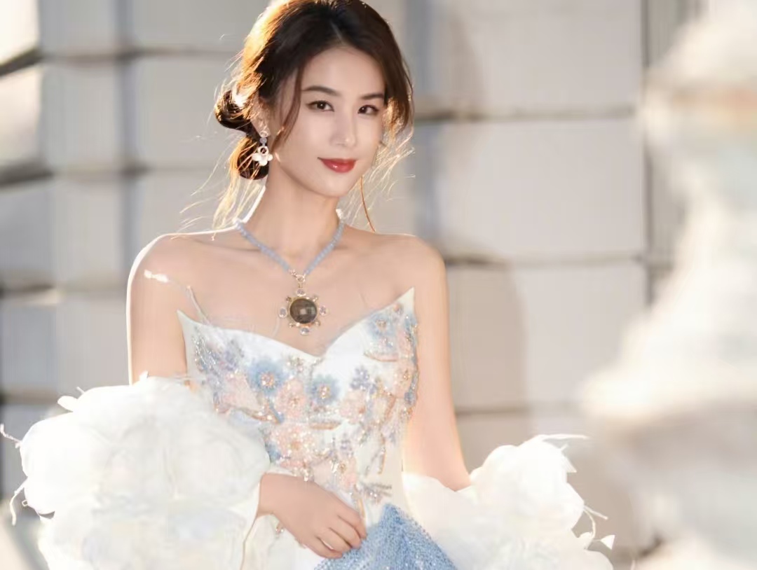 汉服加身！黄圣依活动造型藏心意，自制项链演绎东方美