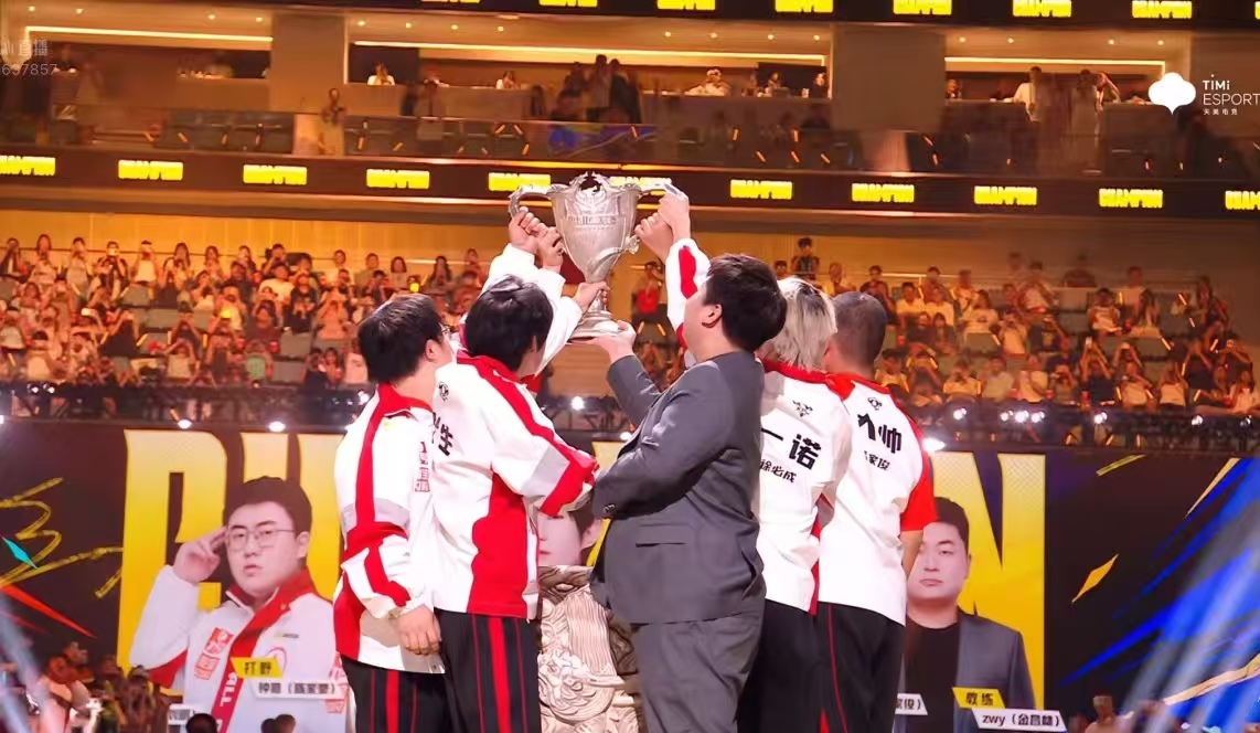 成都 AG 超玩会夏决夺冠！大帅成罕见辅助位 FMVP，续写传奇